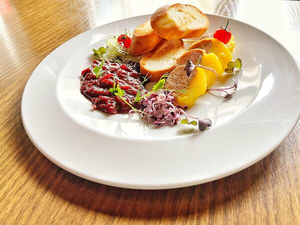 Kacsamáj almával, lilahagymával, kalács