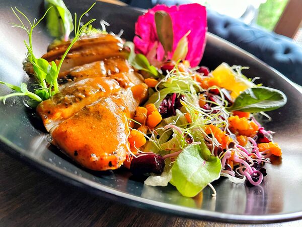 Pipi steak, céklás-almás zöldsaláta