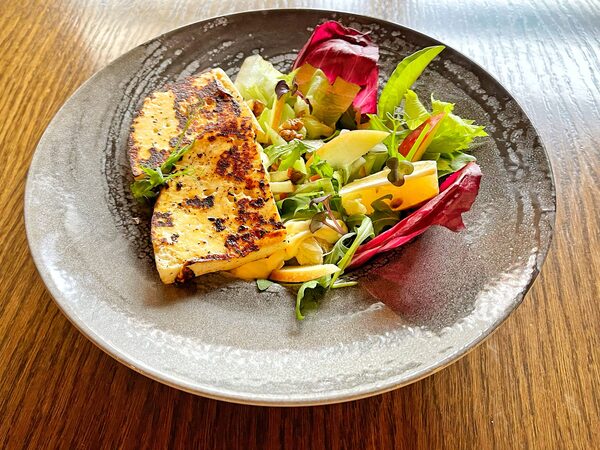 Gomolya sajt grillen, Waldorf salátával