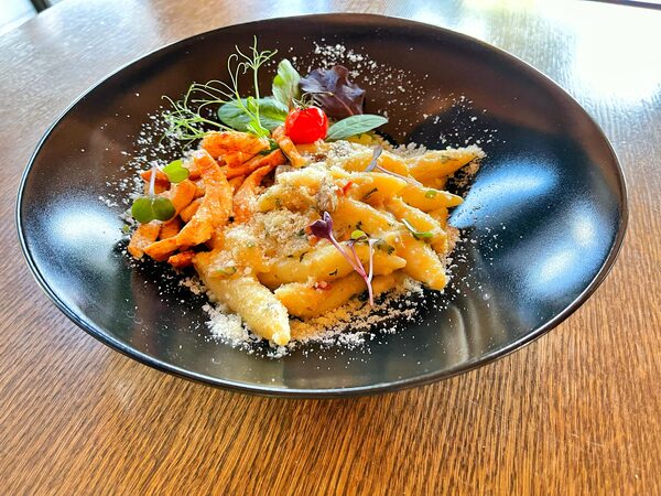 Őszi nudli parmezánnal, erdei gombákkal + csirkemell