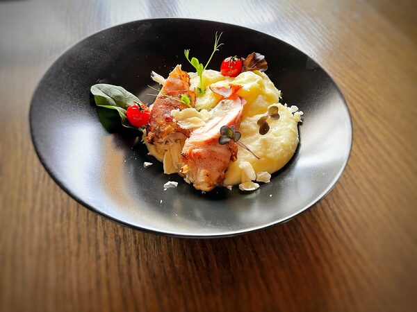 Kecskesajttal töltött szárnyas, baconbe tekerve burgonyapürével